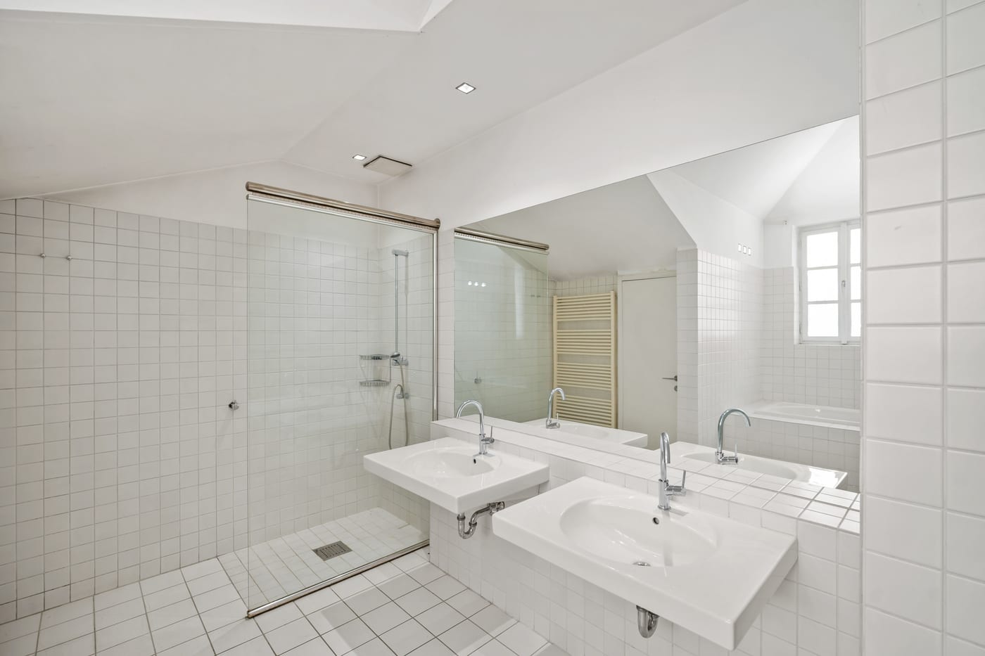 Bathroom with a glass shower and two basins