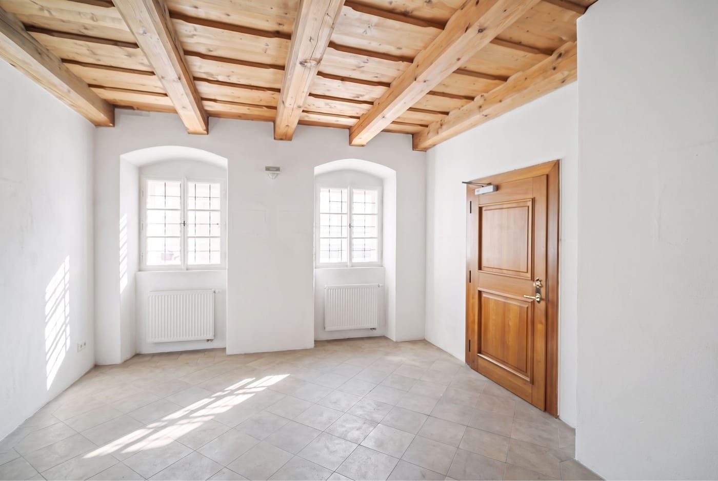 Visualisation of the ground floor: room with beamed ceiling and wooden door
