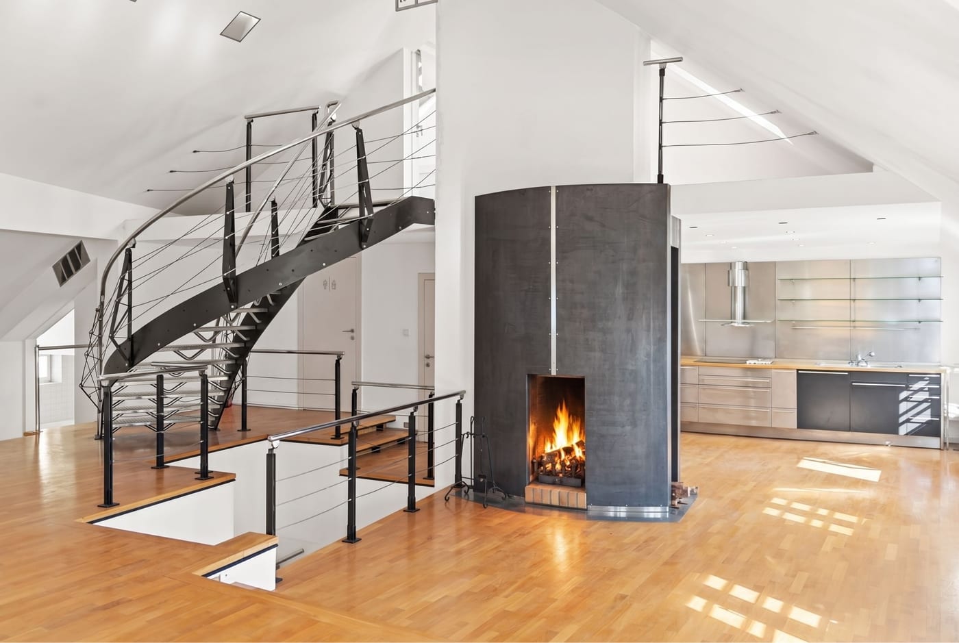 Visualisation of the attic: the fireplace lit and the spiral staircase